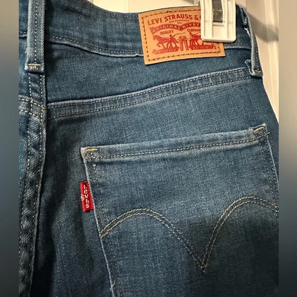 SOLD - Mid Rise Skinny Floral Embroidered Levi’s Jeans - Picture 8 of 8